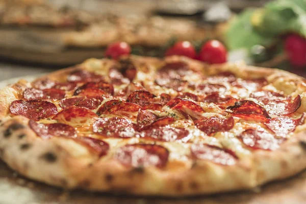Pizza Caliente Con Queso Derretido Pepperoni Sobre Una Mesa Madera Fotos De Stock