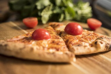 Sıcak büyük lezzetli pizza eriyen peynir, domates ve Parmesan peyniri ile