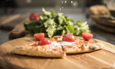 Sıcak büyük lezzetli pizza eriyen peynir, domates ve Parmesan peyniri ile