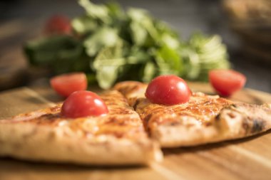 Sıcak büyük lezzetli pizza eriyen peynir, domates ve Parmesan peyniri ile