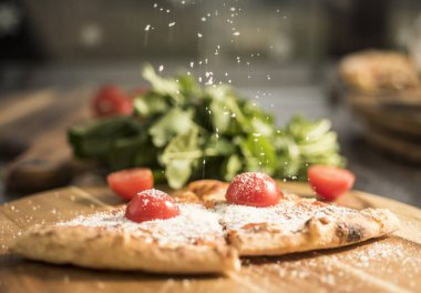 Sıcak büyük lezzetli pizza eriyen peynir, domates ve Parmesan peyniri ile