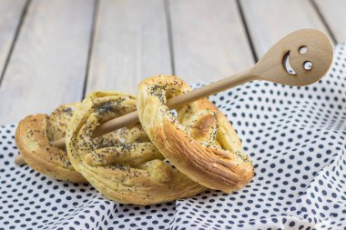 Gülen kaşık tuz ve haşhaş tohumları ile üç çubuk kraker