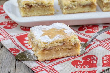 Beyaz bir plaka üzerinde ceviz ile bir Buttered elma kesme tatlı üzerinde ayrıntılı