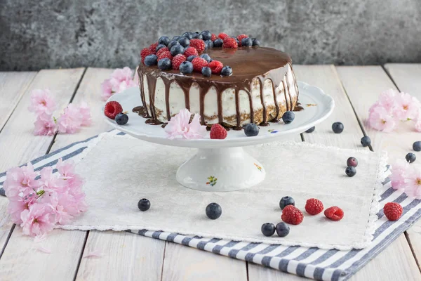 Torta Farina Farro Con Crema Mascarpone Lamponi Mirtilli Cioccolato Con — Foto Stock