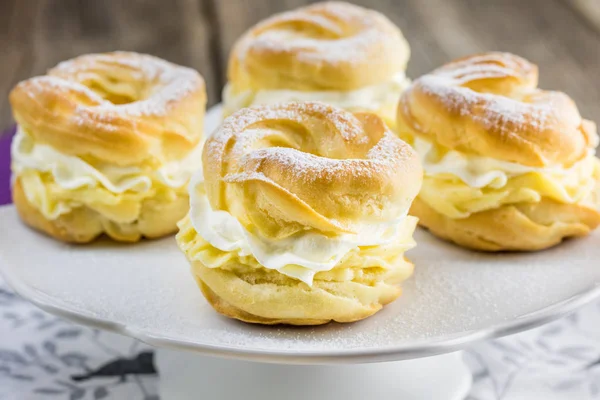 Beyaz plaka üzerinde krema (geleneksel Çek tatlı - 