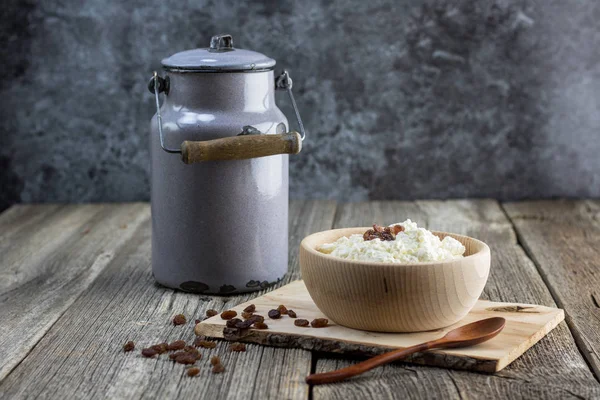 Caillé Fait Maison Dans Bol Bois Avec Des Raisins Secs Image En Vente