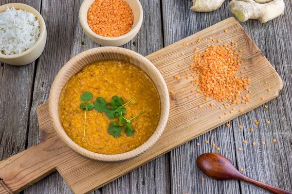 Lentille Indienne Dhal Gingembre Coriandre Fraîche Sur Une Planche Bois Images De Stock Libres De Droits