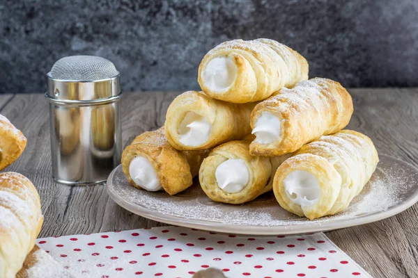 Pyramide Une Pâte Feuilletée Crème Rolle Crème Dessert Tchèque Traditionnel Image En Vente