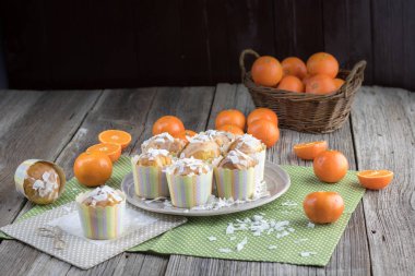 Hindistan cevizi dilimleri ile lots-in eski masada mandalina ile mandalina muffins