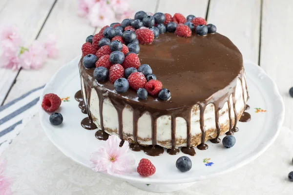 Detalhe Sobre Bolo Farinha Espelta Com Creme Mascarpone Framboesas Mirtilos — Fotografia de Stock