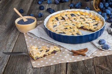 Dilim bir erik ve haşhaş tohumu pasta kek formunda