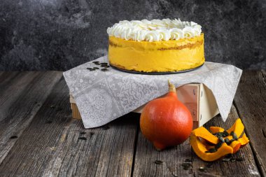 Cadılar Bayramı Balkabağı kek krem karamel ve krema ve hokkaido pumpki