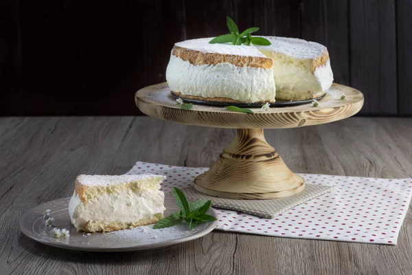Felie Desert Tradițional Austriac Cream Cheesecake Kasesahnetorte Placă Lemn Frunze — Fotografie, imagine de stoc