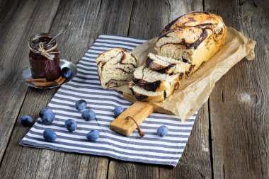 Ahşap tabl eski ahşap tahta üzerinde rustical erik reçeli ekmek dilimlenmiş