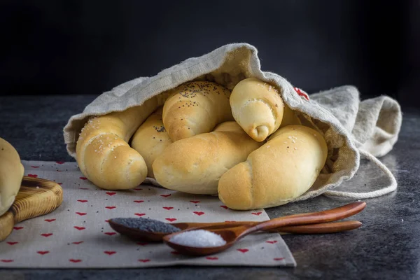 Pastelaria Tradicional Checa Caseira Pão Branco Rohlik Com Sementes Sal Fotos De Bancos De Imagens Sem Royalties
