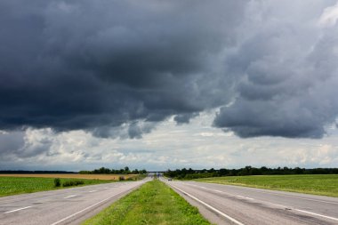 Yol ve dramatik fırtınalı gökyüzü