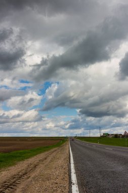 Yol ve dramatik fırtınalı gökyüzü