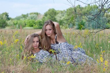 mutlu genç kadınlar