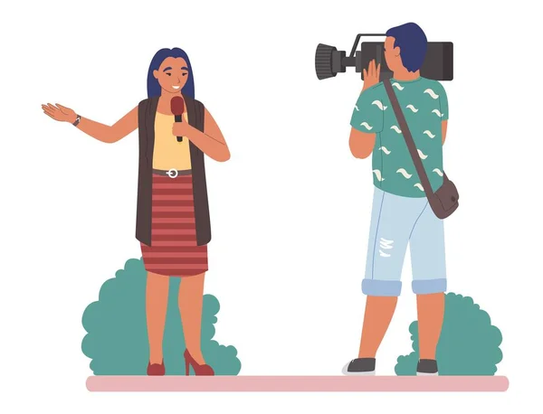 TV-journalist eller nyhetsreporter talar med mikrofon innan kameraman på gatan, platt vektor illustration — Stock vektor