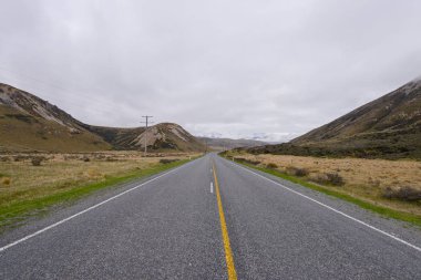 Yol başlığı vadiye sis Arthur's Pass Yeni Zelanda ile