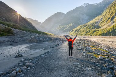 Kadın turist Fox buzul Yeni Zelanda doğa yürüyüşü