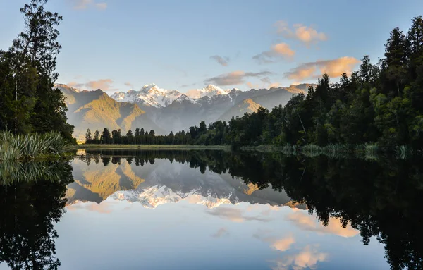 Göl matheson Yeni Zelanda Southland'deki / daki resmini mükemmel yansımalar