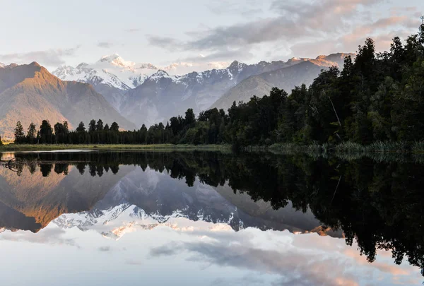 Göl matheson Yeni Zelanda Southland'deki / daki resmini mükemmel yansımalar