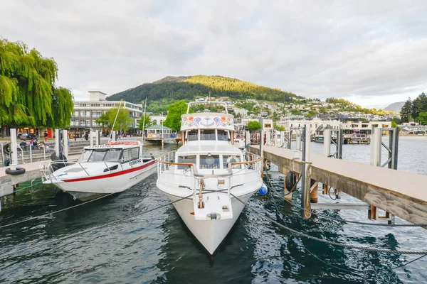 Queenstown / Yeni Zelanda - 29 Ekim 2017: tekneler yanaştı iskelede Queenstown