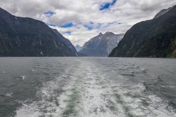 Teknenin Milford ses Yeni Zelanda'da Stern