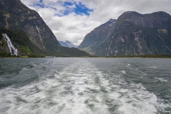 Teknenin Milford ses Yeni Zelanda'da Stern