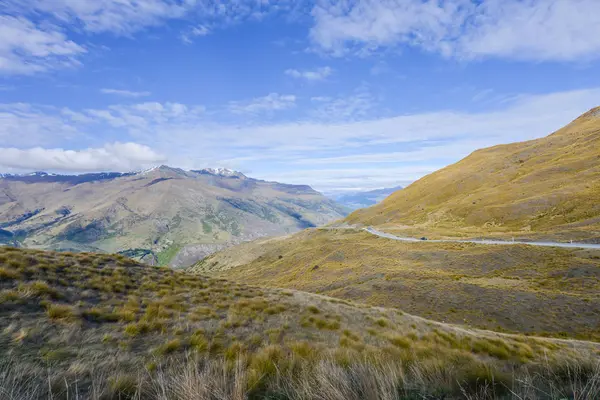 Vadi Yeni Zelanda kahverengi çim kaplı