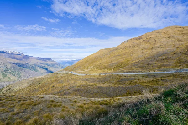 Vadi Yeni Zelanda kahverengi çim kaplı