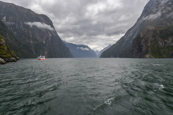 Човен Milford Sound Нової Зеландії — стокове фото