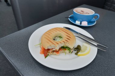 Bitted Hamburger yemek ve kahve de somon ile