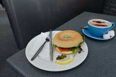 Hamburger yemek ve kahve de somon ile