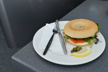 Tabak kaşık ve çatal ile somon Burger