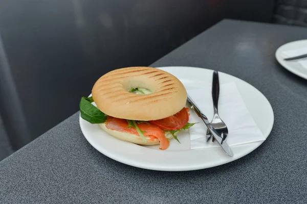 Hamburger yemek de somon ile