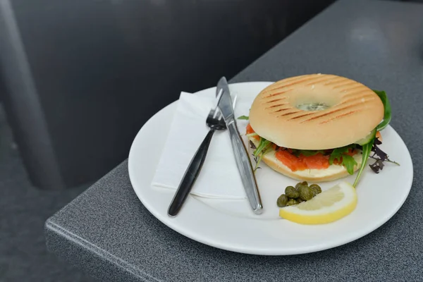 Tabak kaşık ve çatal ile somon Burger