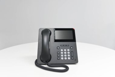 Siyah IP telefon, ofis telefon toplantı odasında beyaz masada