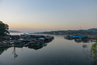 Tayland Sangklaburi, evin yan Pzt köprü yüzer