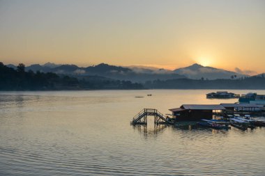 Tayland Sangklaburi evinde yüzen