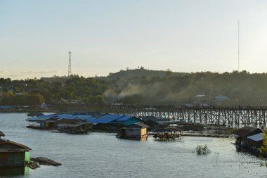 Tayland Sangklaburi, evin yan Pzt köprü yüzer