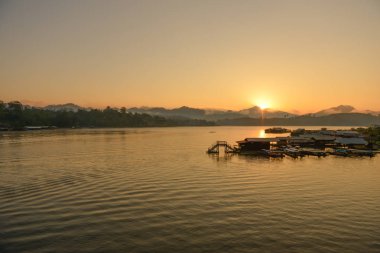 Tayland Sangklaburi sabah güneş ışığı ile yüzen ev