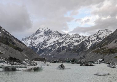 Yeni Zelanda akışındaki Mt Cook ve buz küpleri
