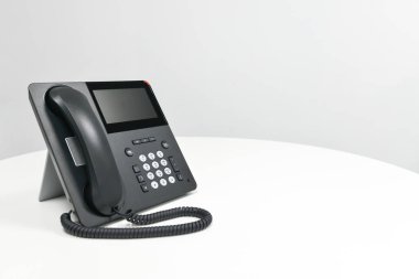 Siyah IP telefon, ofis telefon toplantı odasında beyaz masada