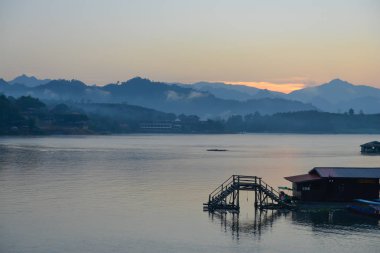 Tayland Sangklaburi, evin yan Pzt köprü yüzer