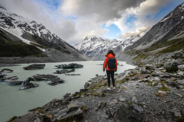 Mt Cook Yeni Zelanda hedef noktada üzerinde duran kadın backpacker