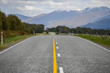 Otoban yol Yeni Zelanda dağlara