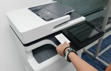 İş kadın el belgeyi yazdırmak için yazıcı ile akıllı kart kullanıyor