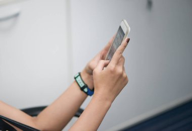 Kapatmak yukarıya-in kadın el akıllı telefon kullanıyor